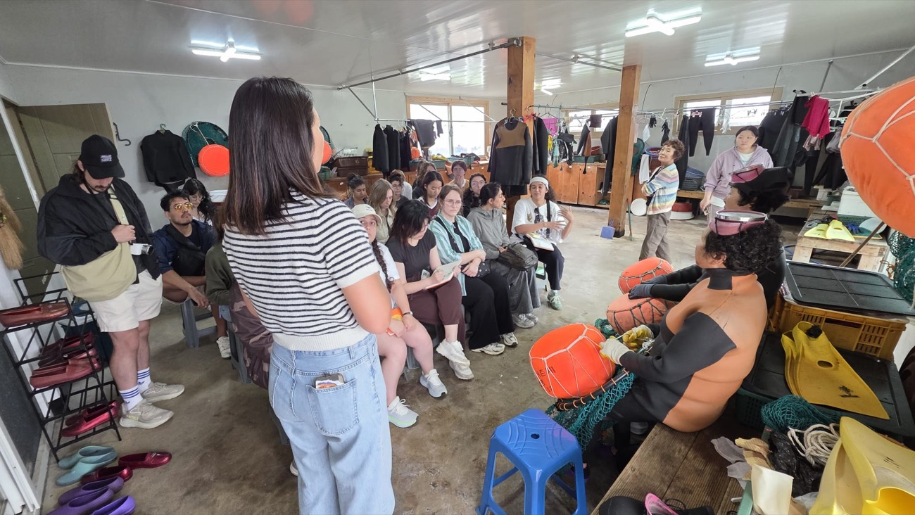 A guide shares the story of the haenyeo with guests