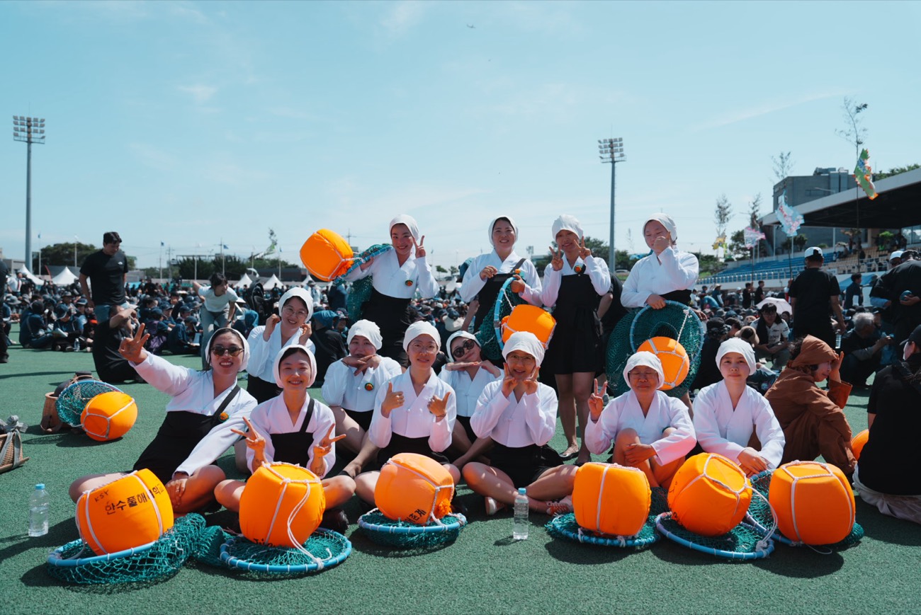 The haenyeo community with their tewak floats